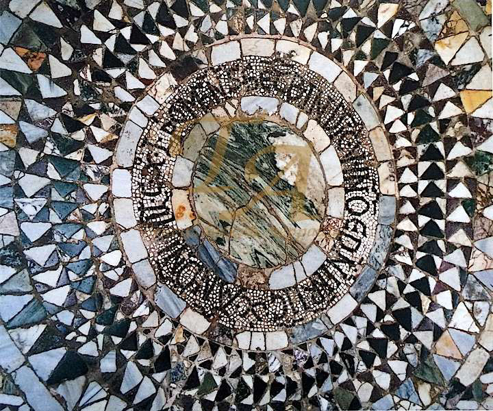 Мозаичный пол 1141 года Фрагмент мозаичного пола с указанным годом укладки - 1141; <br>Базилика Св. Марии и Св. Донато, остров Мурано, г. Венеция, Италия