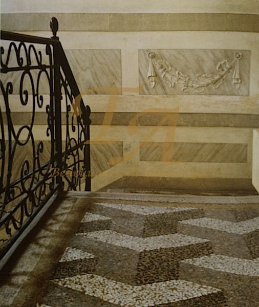 Венецианский терраццо в Палаццо Джустиньян Венецианский терраццо на основе из извести с засевом из белого, черного и бардильо мрамора,<br> Палаццо Джустиньян, г. Венеция, Италия