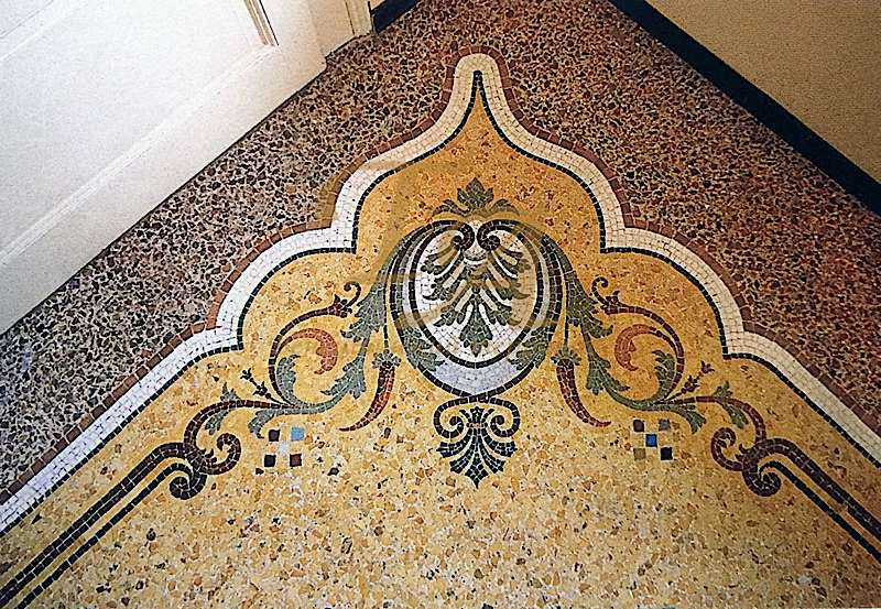 Фрагмент декора Фрагмент декора венецианского терраццо из гранулята мрамора и мозаики, частный дом,<br> г. Солимберго (Порденоне), Италия
