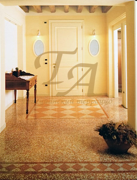 Венецианский терраццо, выложенный ковром с узором Венецианский терраццо, выложенный ковром с узором в виде диагональных квадратов и бордюром с диагональными <br>квадратами, корридор и малая гостиная частного дома, г. Карниньяго ди Брента (Падуя), Италия