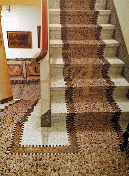 Лестница с декором из венецианского терраццо Лестница с облицовкой из венецианского терраццо с декором,  имитирующим ковровую дорожку, <br>Частный дом, г. Секвалс (Порденоне), Италия