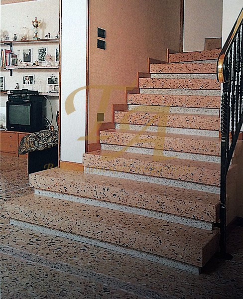 Лестница с облицовкой из терраццо Лестница с облицовкой из венецианского терраццо, Частный дом, г. Пове дель Граппа (Виченца), Италия